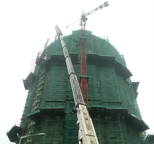 珙县吊车在工地上作业